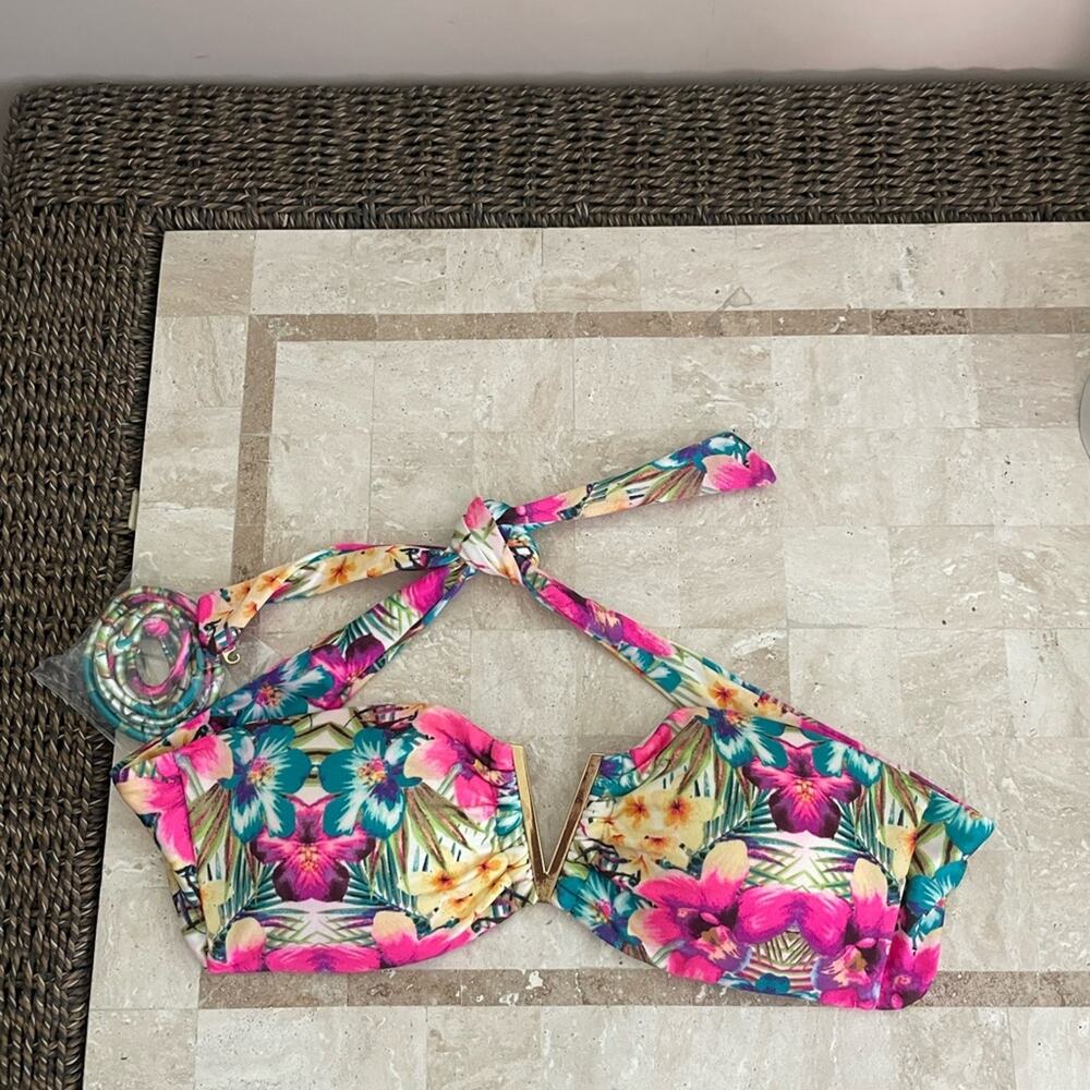 Victoria Secret bikini top with detachable straps NWOT